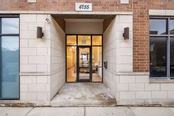 $425,000 | 4755 North Washtenaw Avenue, Unit 305, Chicago, IL 60625