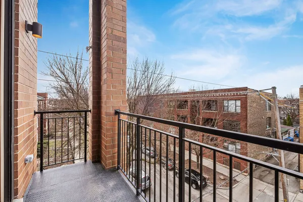 $425,000 | 4755 North Washtenaw Avenue, Unit 305, Chicago, IL 60625