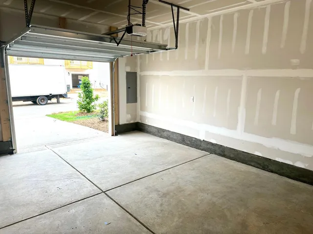 a view of backyard of the house