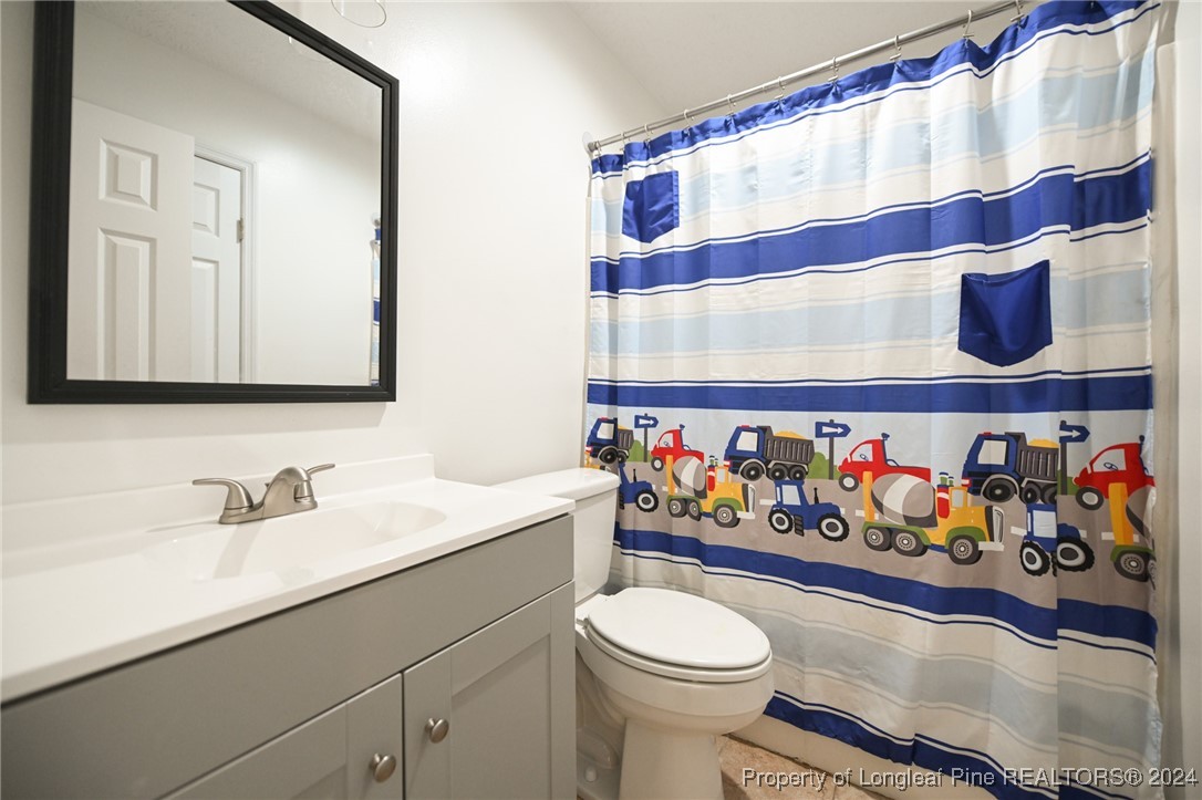 5057 Summer Ridge Road Fayetteville, NC 28303 - Photo 23 of 29 a bathroom with a sink and a mirror