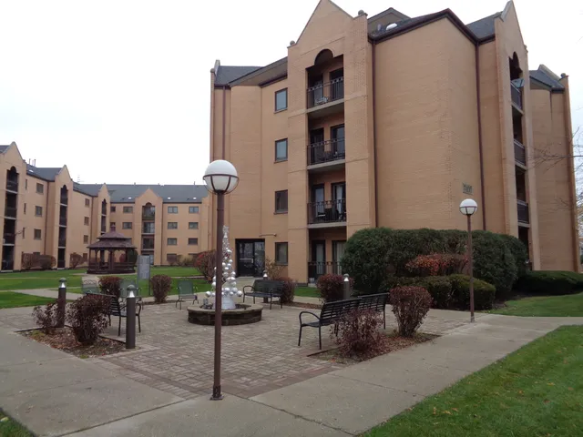 $309,000 | 7400 West Lawrence Avenue, Unit 229, Harwood Heights, IL 60706
