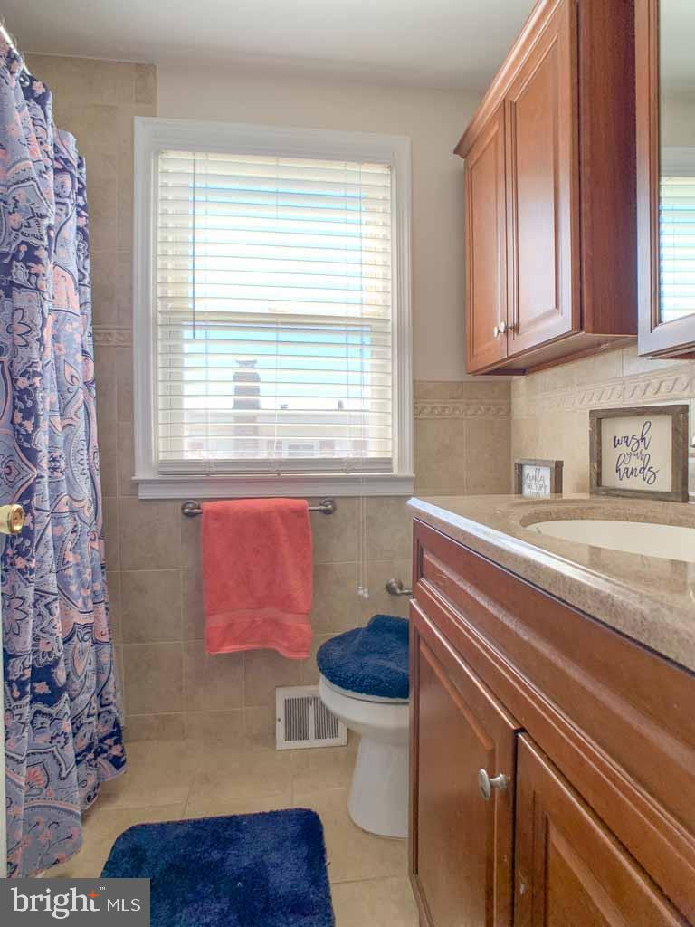 1148 Morefield Road Philadelphia, PA 19115 - Photo 22 of 35 a bathroom with a sink and a bathtub