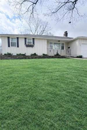 $385,000 | 5705 West 78th Street, Prairie Village, KS 66208