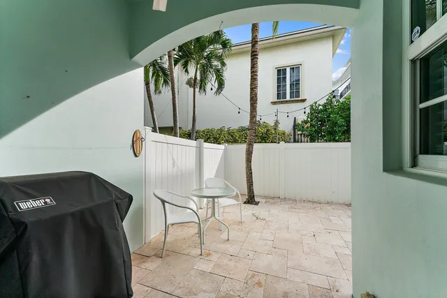 $900,000 | 455 Ocean Ridge Way, Juno Beach, FL 33408