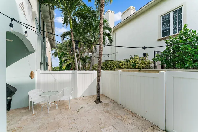 $900,000 | 455 Ocean Ridge Way, Juno Beach, FL 33408