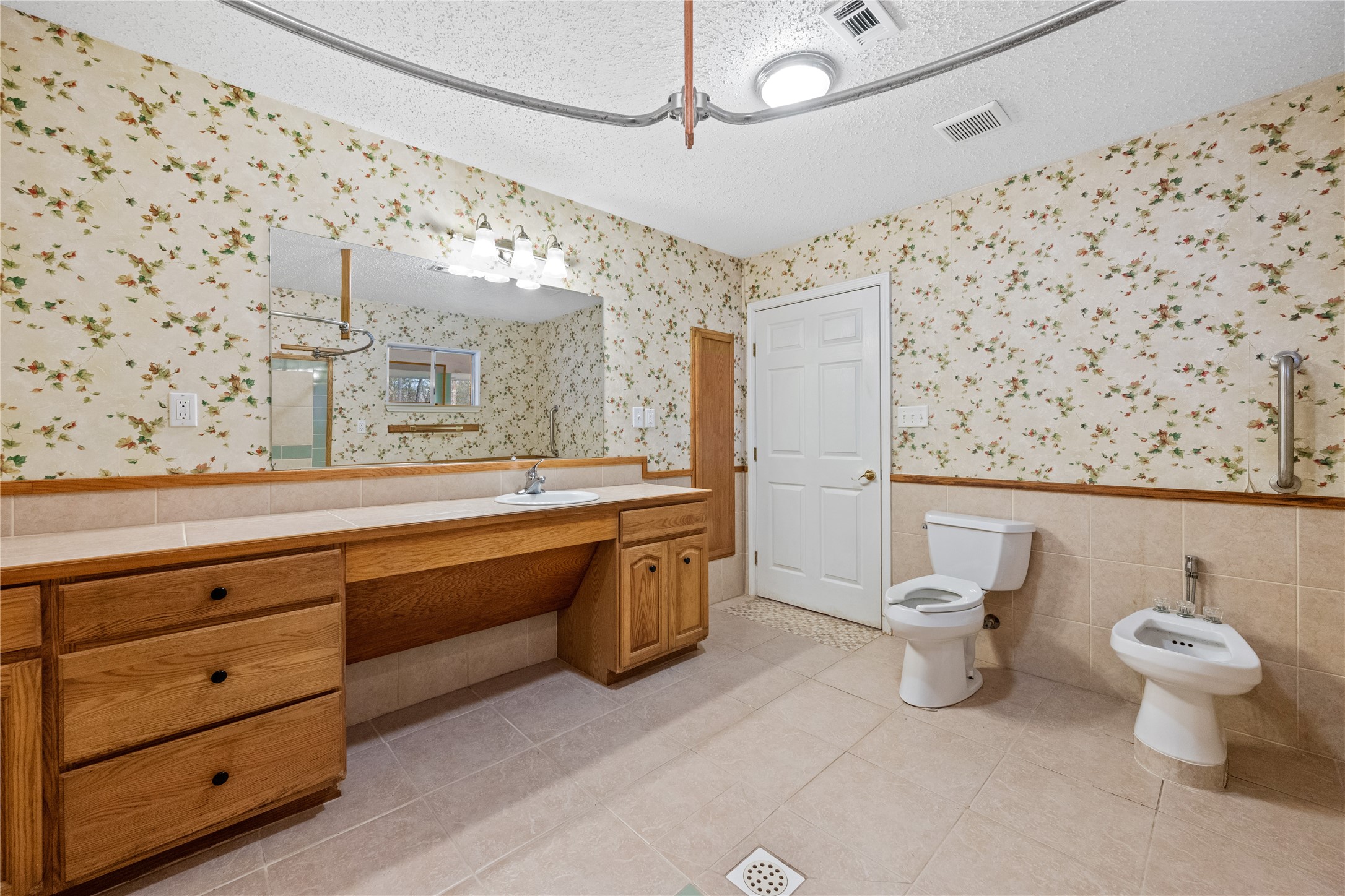 121 Magnolia Boulevard New Caney, TX 77357 - Photo 27 of 39 a spacious bathroom with a toilet sink and a mirror