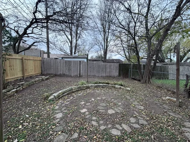 a view of a backyard
