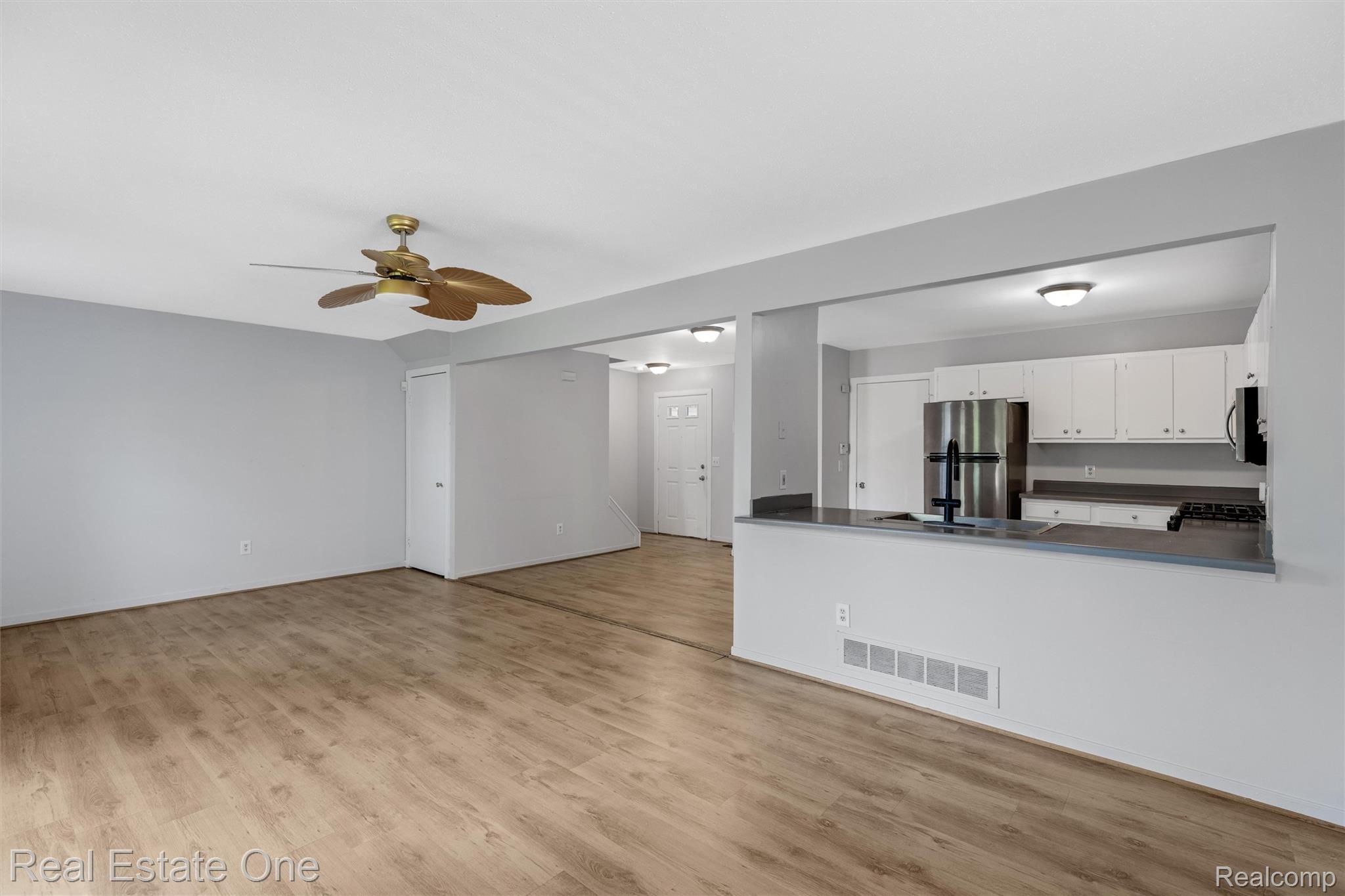 1361 Lochaven Road Waterford, MI 48327 - Photo 10 of 20 Living Room 3.jpg