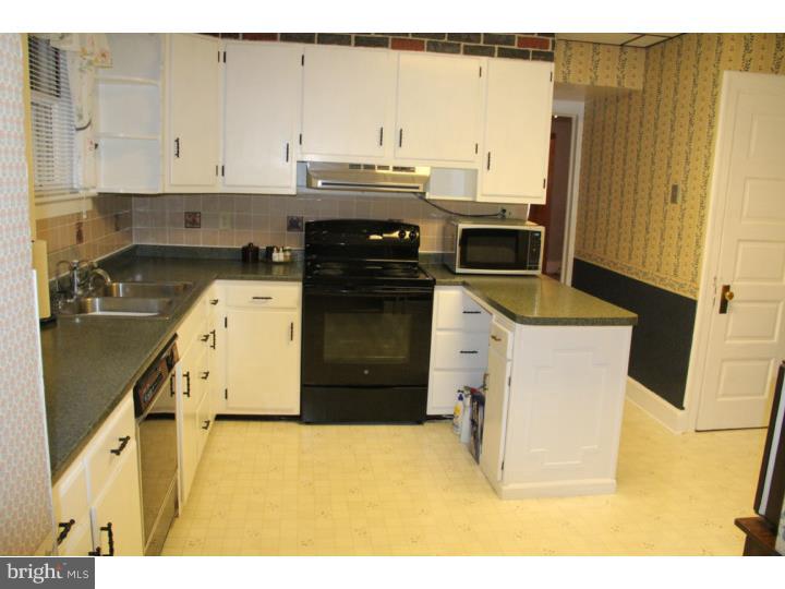 2126 Huckleberry Road Allentown, PA 18104 - Photo 6 of 14 Kitchen