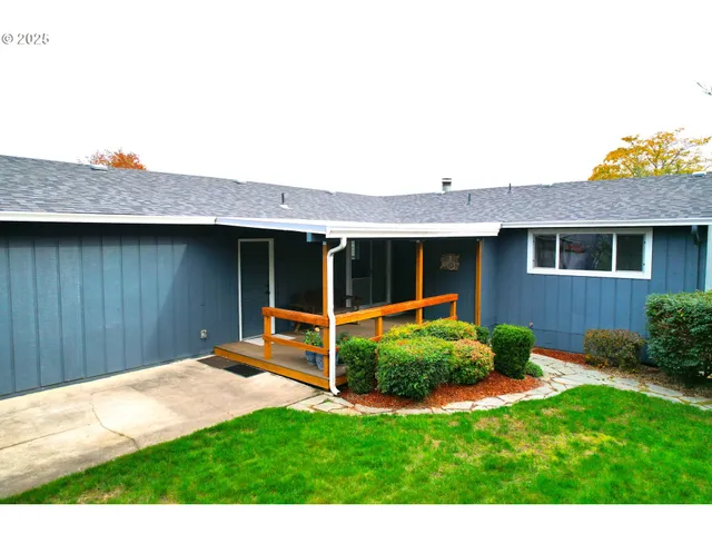 a view of a house with a backyard