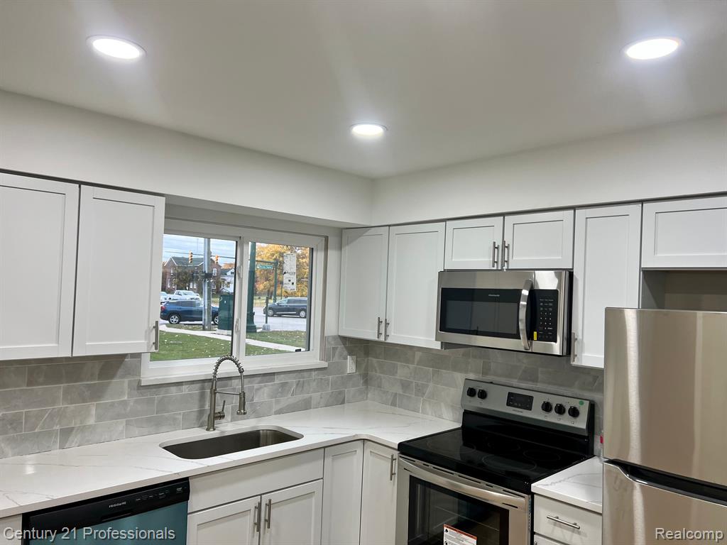 7231 Morton Taylor N Road Canton, MI 48187 - Photo 18 of 31