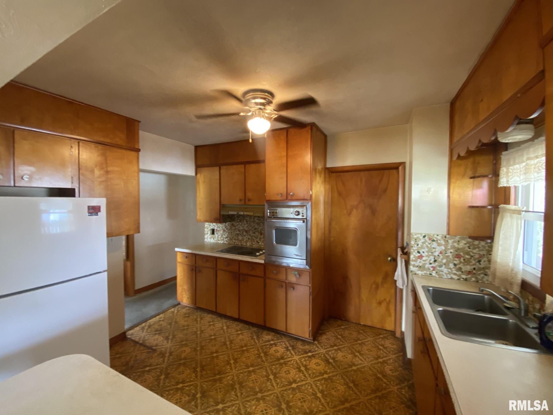 746 West Walnut Street Canton, IL 61520 - Photo 9 of 27