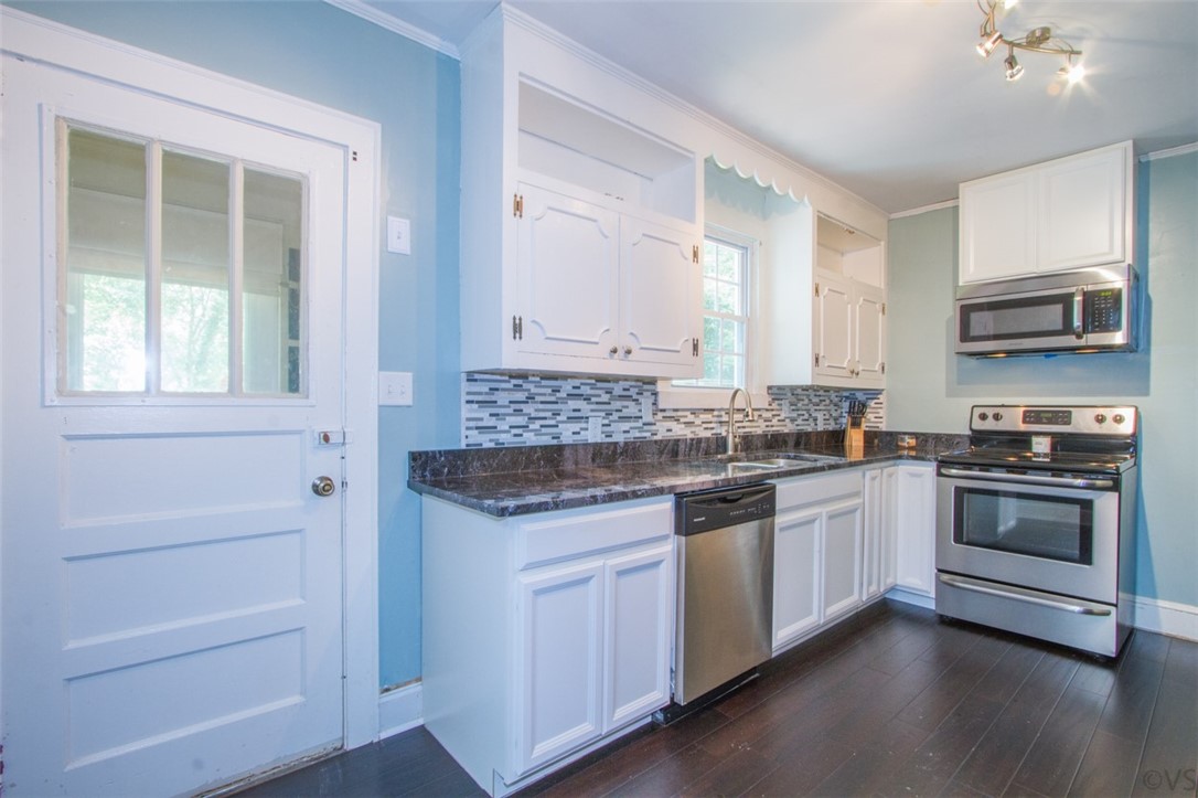 605 Marshall Avenue Anderson, SC 29621 - Photo 7 of 32 Updated kitchen with laminate wood flooring, grani