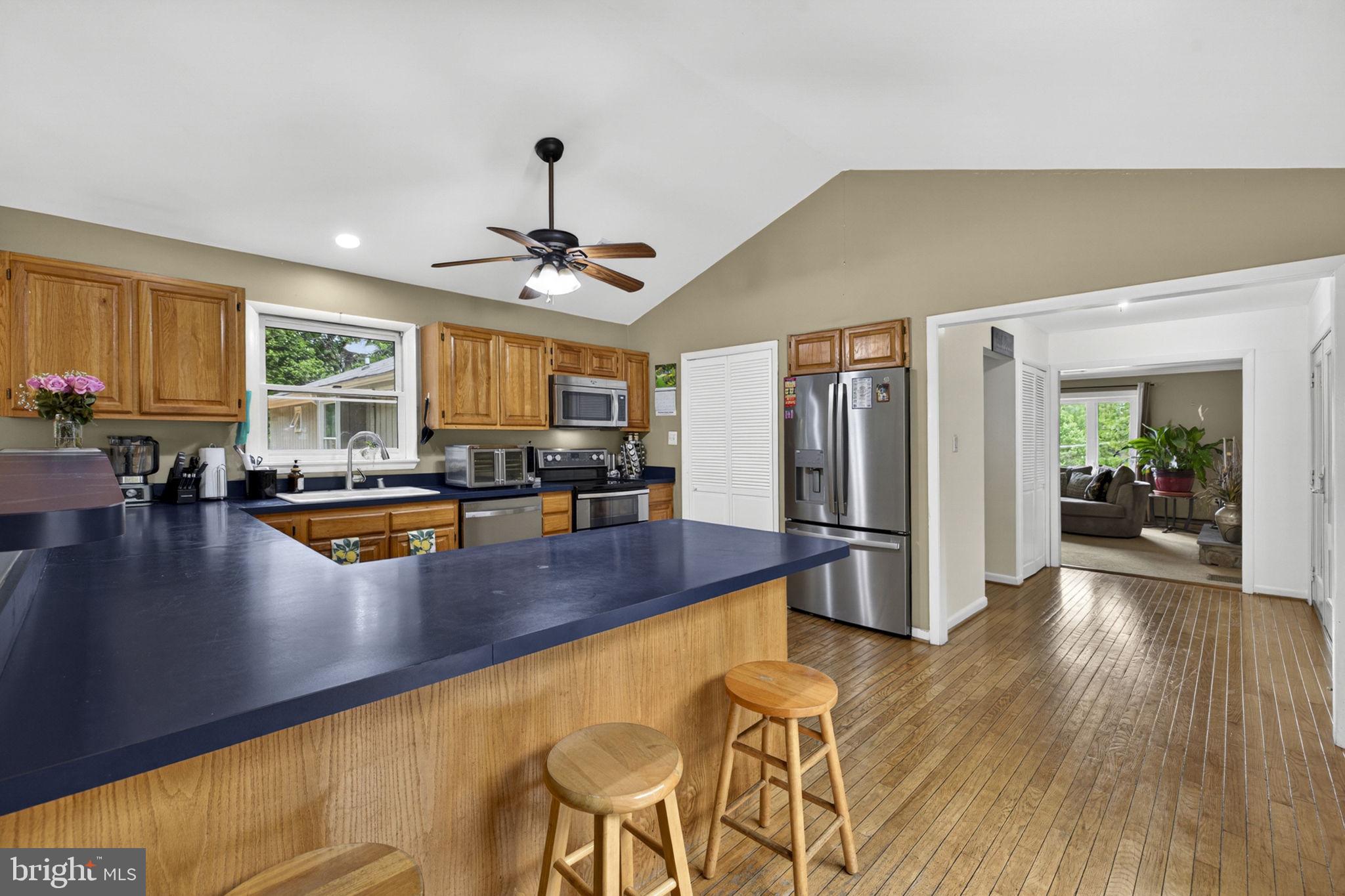 41726 Stumptown Road Leesburg, VA 20176 - Photo 16 of 91 Large Kitchen with Breakfast Bar / Hardwood Floors