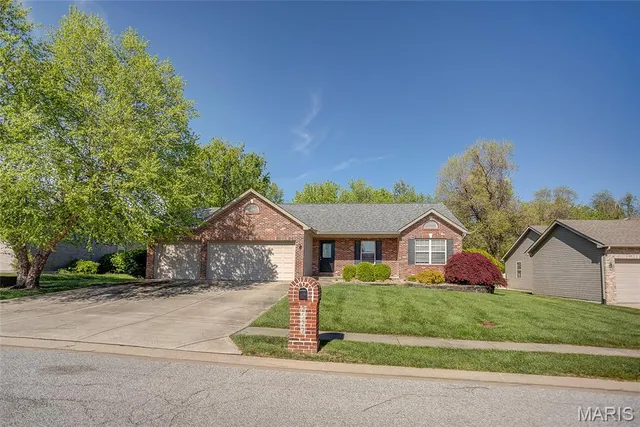 $382,500 | 2527 Gecko Drive, Maryville, IL 62062