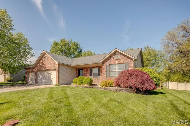 $382,500 | 2527 Gecko Drive, Maryville, IL 62062