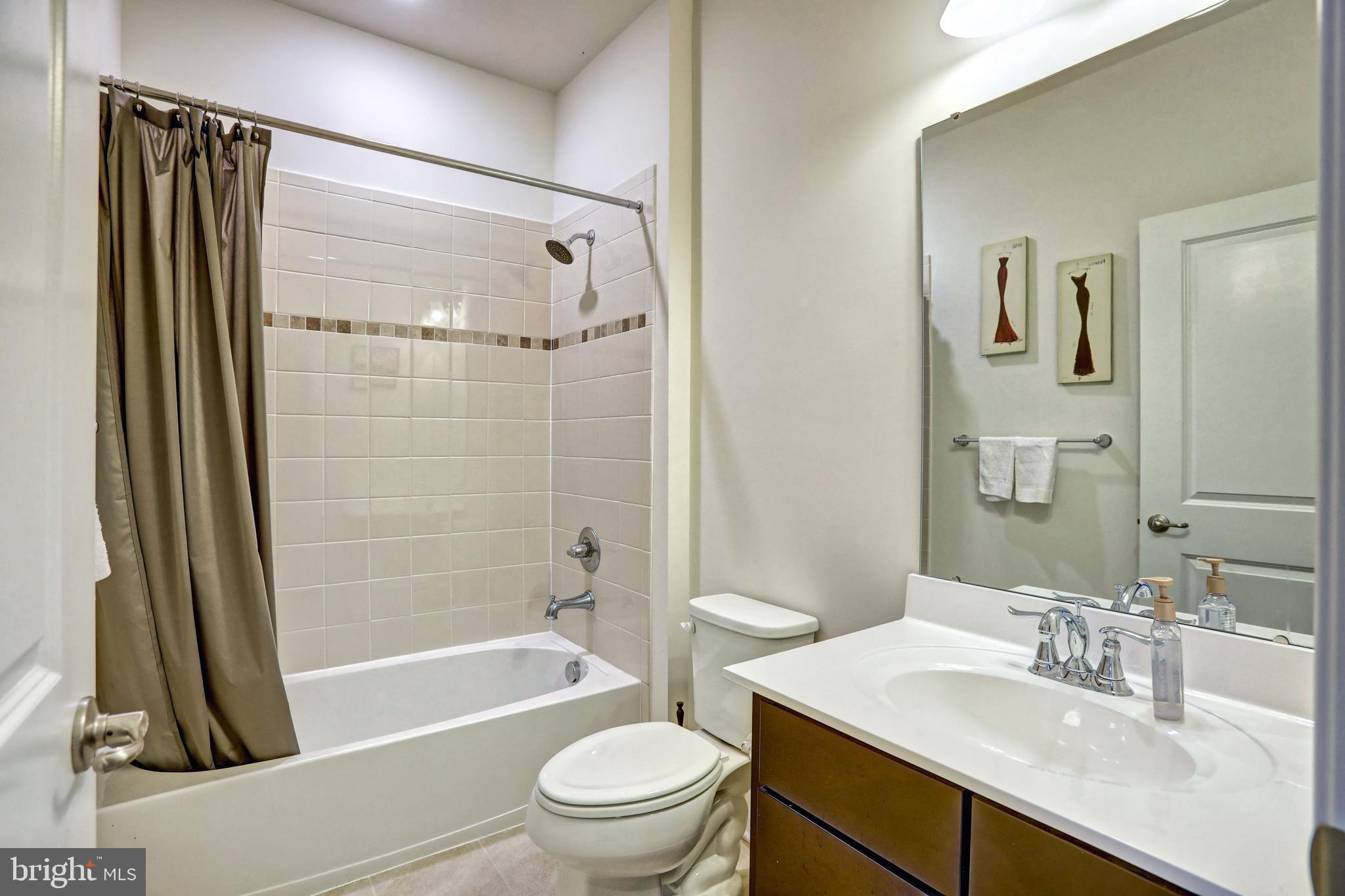 43397 Charitable Street Ashburn, VA 20148 - Photo 19 of 25 Upstairs Hall Bath