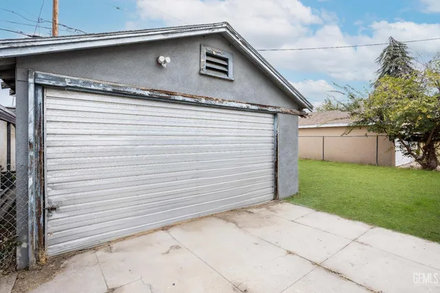 a view of a garage of the house