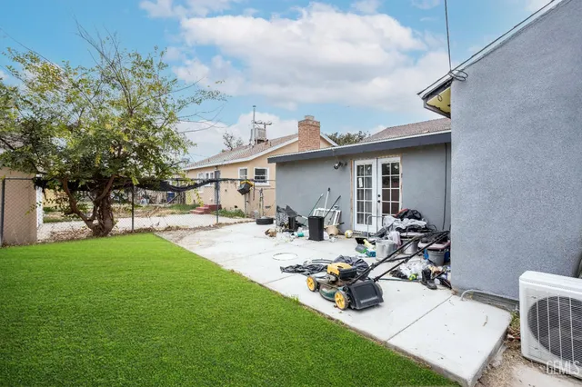 a view of a house with backyard and sitting area