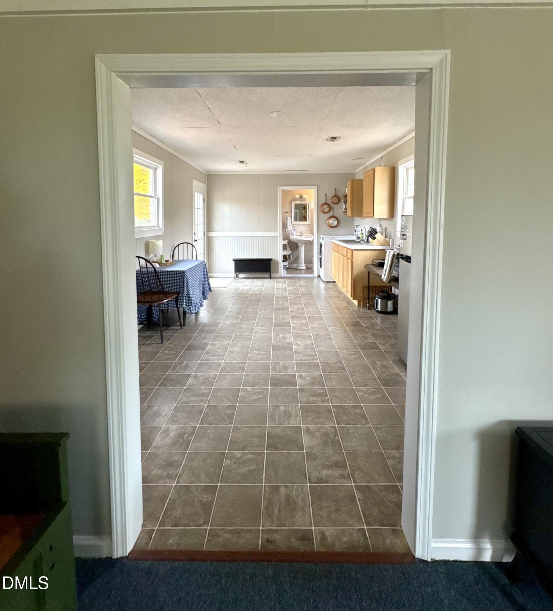 625 McCray Road Burlington, NC 27217 - Photo 36 of 38 a living room with furniture a table and a potted plant