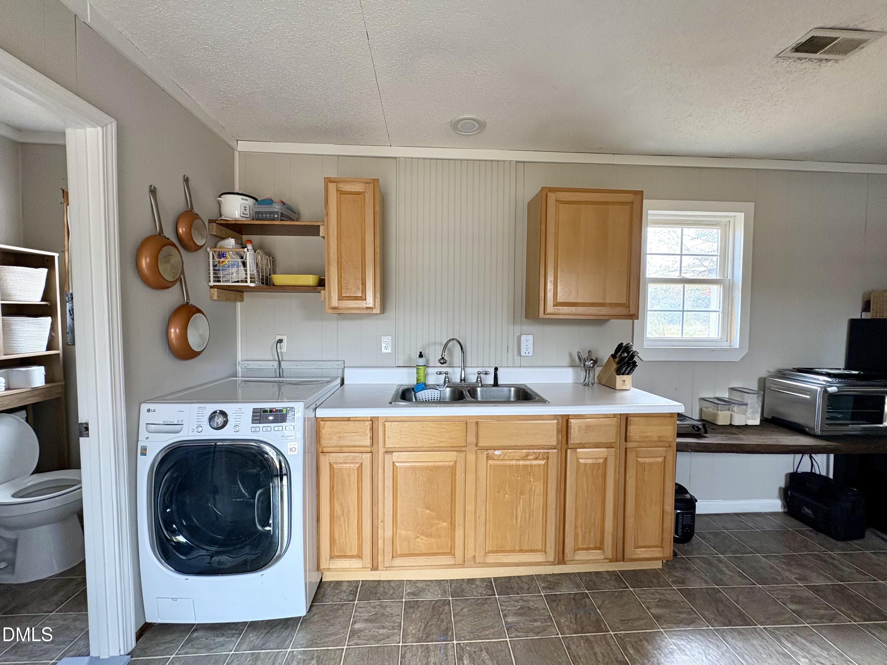 625 McCray Road Burlington, NC 27217 - Photo 38 of 38 a utility room with sink dryer and washer