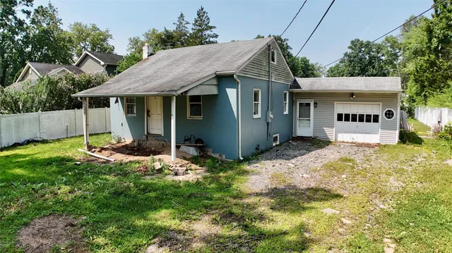 a view of a house with backyard and a garden