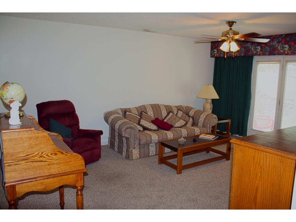 2700 Indian Ridge Road, Unit 37 Johnson City, TN 37604 - Photo 8 of 18 SPACIOUS LIVING ROOM