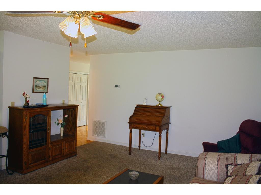 2700 Indian Ridge Road, Unit 37 Johnson City, TN 37604 - Photo 10 of 18 SPACIOUS LIVING ROOM