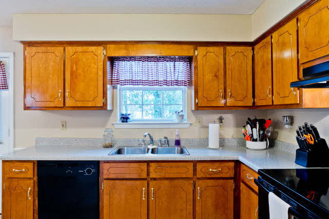 402 Oakleigh Circle Foley, AL 36535 - Photo 11 of 17 Real Wood Cabinets