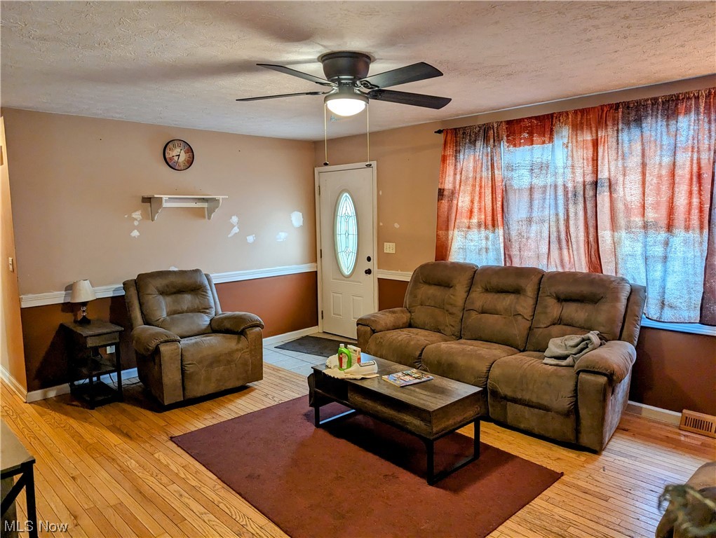 8299 Congress Road Lodi, OH 44254 - Photo 7 of 14 Living room