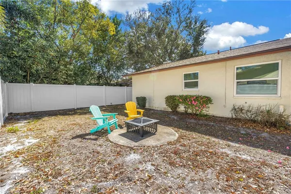 a view of a backyard