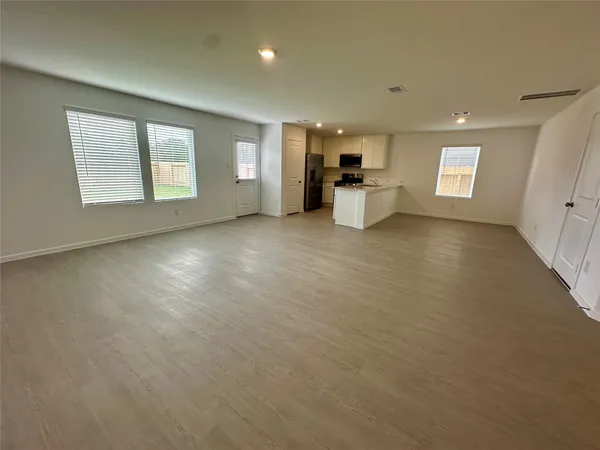 an empty room with windows and pillars in it