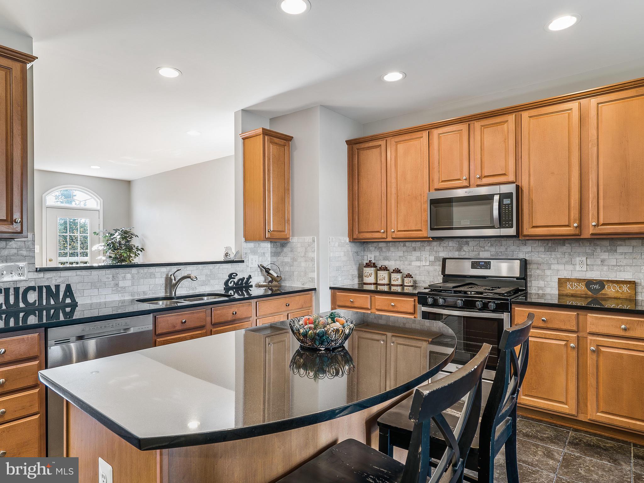24712 Clock Tower Square Aldie, VA 20105 - Photo 11 of 30 Kitchen opens to the Family Room