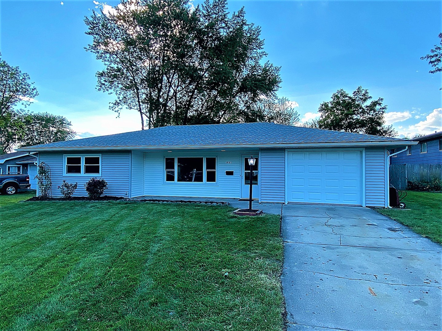1981 Opal Drive Aurora, IL 60506 - Photo 2 of 18 a front view of a house with garden