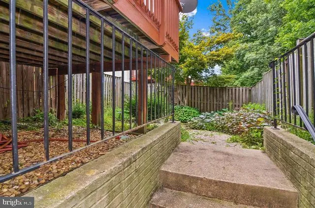 a view of big yard in front of house