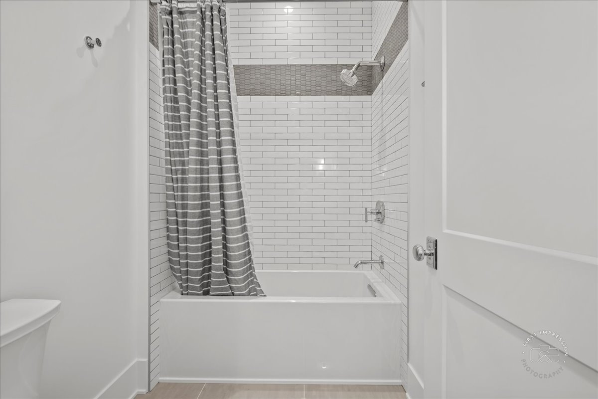 195 North Addison Avenue, Unit PH03 Elmhurst, IL 60126 - Photo 16 of 36 a bathroom with a bathtub