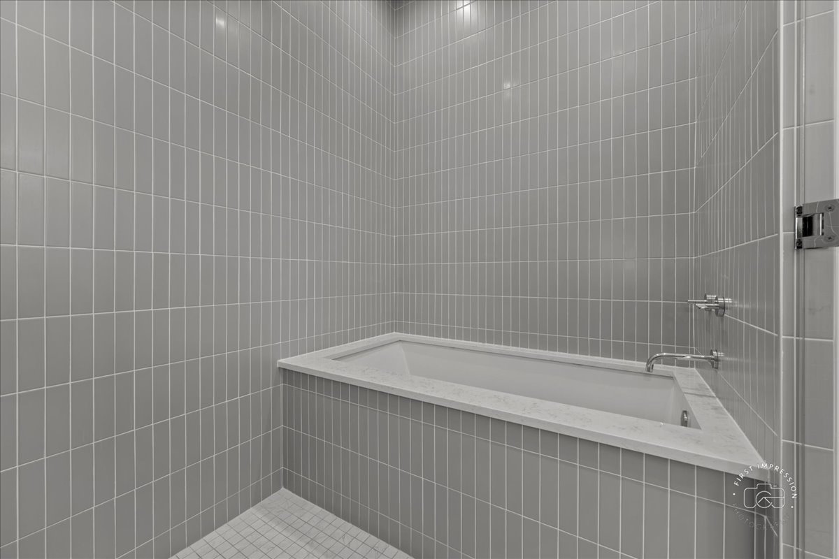 195 North Addison Avenue, Unit PH03 Elmhurst, IL 60126 - Photo 24 of 36 a bathroom with a bathtub
