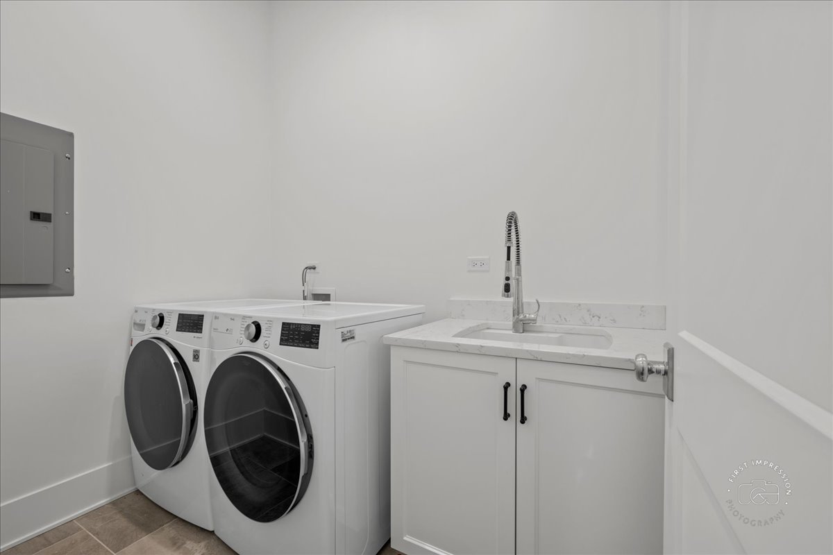 195 North Addison Avenue, Unit PH03 Elmhurst, IL 60126 - Photo 25 of 36 a utility room with dryer and washer