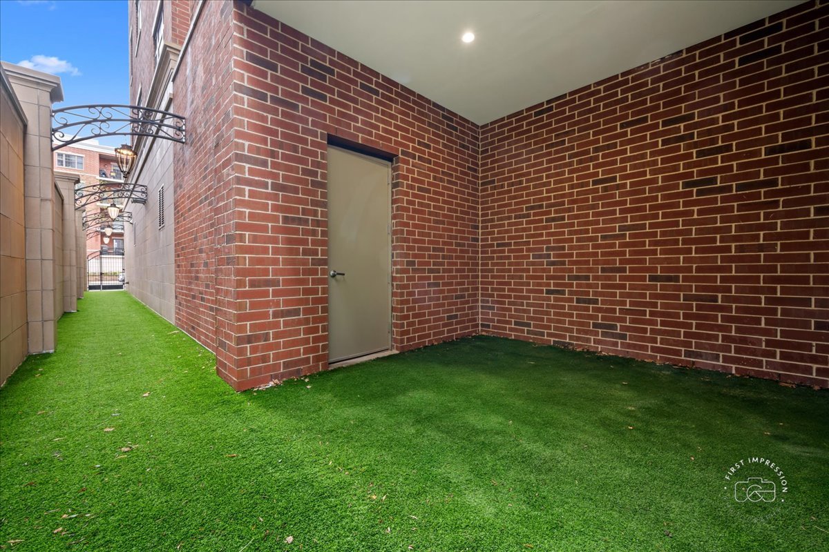 195 North Addison Avenue, Unit PH03 Elmhurst, IL 60126 - Photo 28 of 36 a view of a backyard