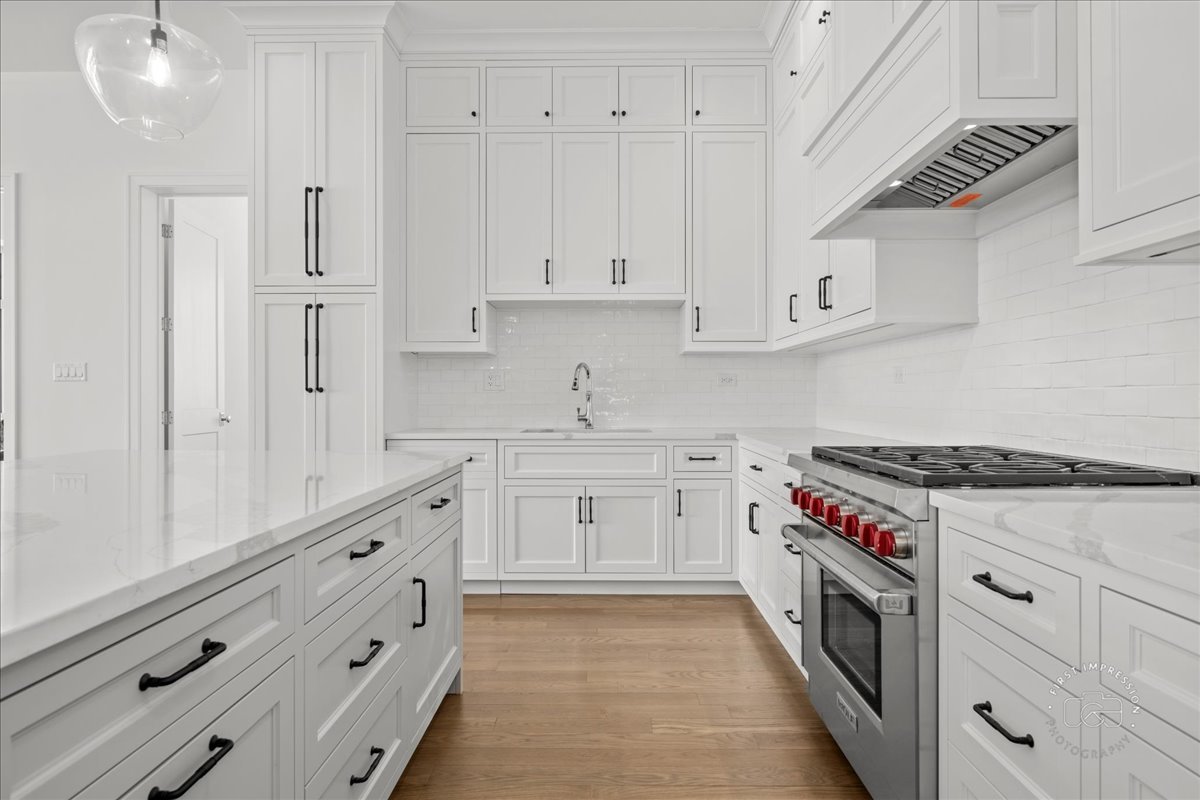 195 North Addison Avenue, Unit PH03 Elmhurst, IL 60126 - Photo 3 of 36 a kitchen with granite countertop cabinets and white appliances
