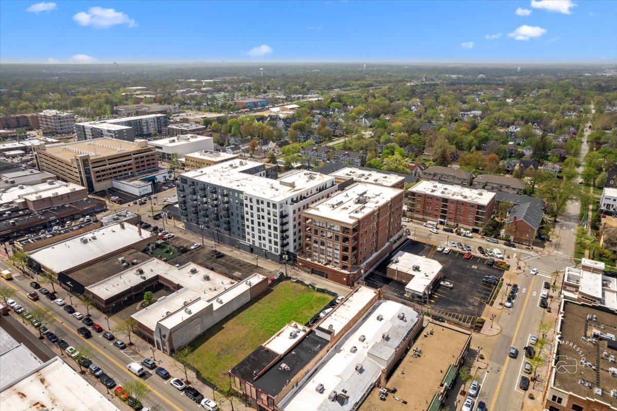 195 North Addison Avenue, Unit PH03 Elmhurst, IL 60126 - Photo 34 of 36 an aerial view of a city