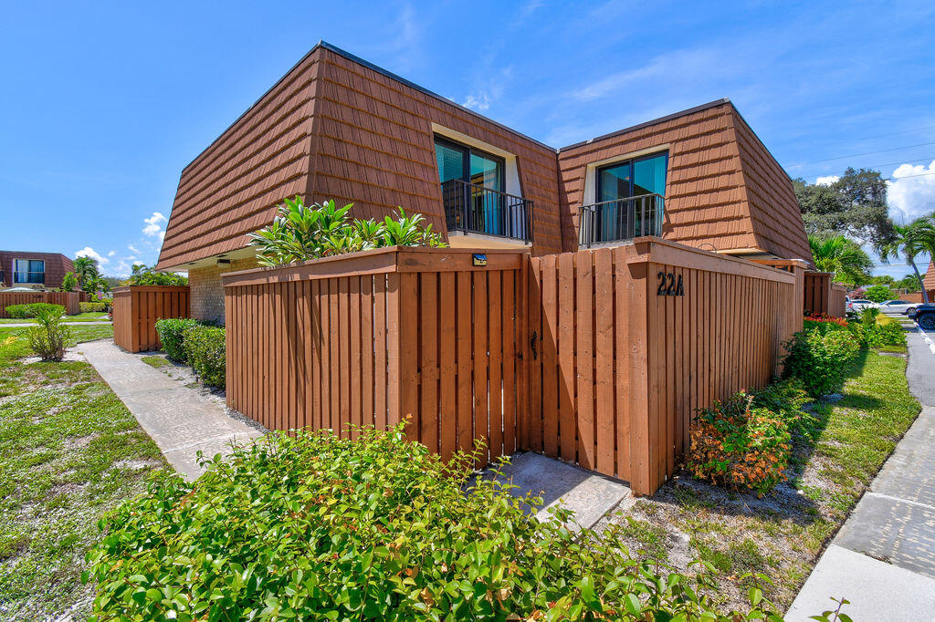 3900 County Line Road, Unit 22A Tequesta, FL 33469 - Photo 2 of 51 a backyard of a house with lots of green space