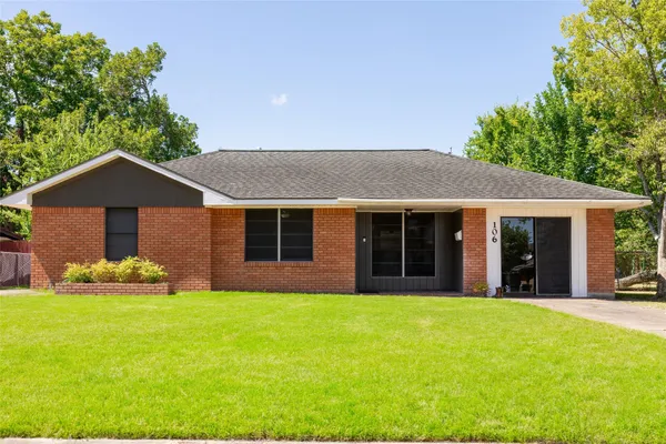 $2,900 | 106 Mimosa Street, Lake Jackson, TX 77566