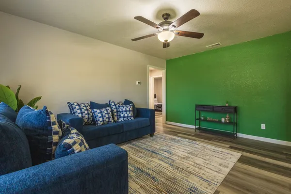 $2,900 | 106 Mimosa Street, Lake Jackson, TX 77566