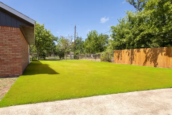 $2,900 | 106 Mimosa Street, Lake Jackson, TX 77566