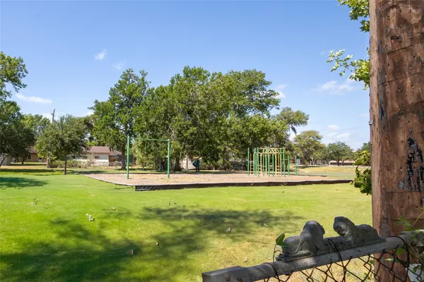 $2,900 | 106 Mimosa Street, Lake Jackson, TX 77566
