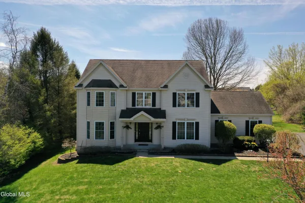 $775,000 | 3 Moreland Drive, Halfmoon, NY 12118