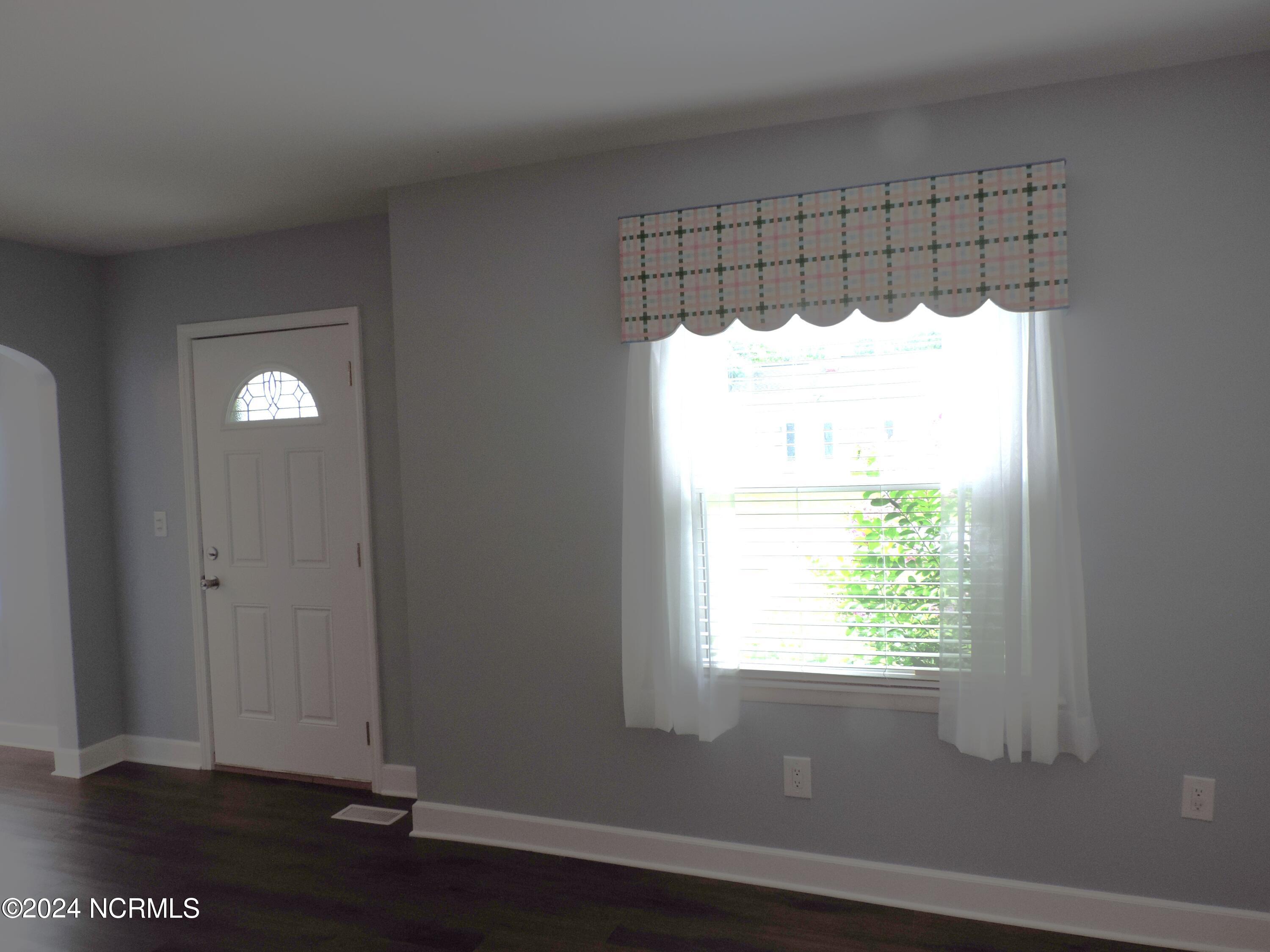 111 Stratford Road Jacksonville, NC 28540 - Photo 7 of 44 Front Door in Living Room