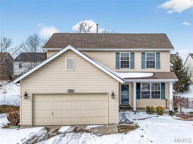 $345,000 | 1923 Briarfield Drive, Lake St. Louis, MO 63367