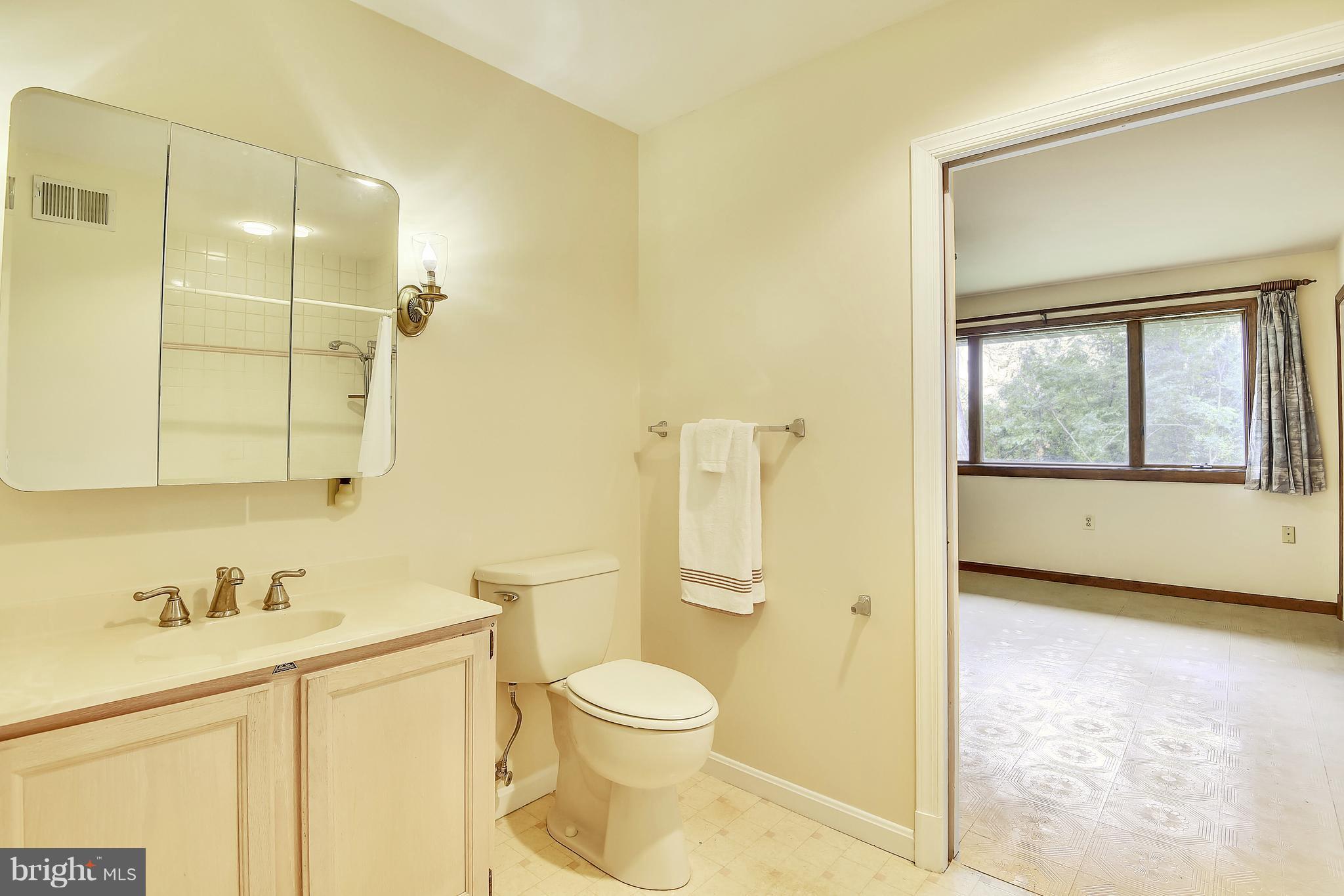 10226 Parkman Road Silver Spring, MD 20903 - Photo 19 of 30 Bath attached to Bedroom # 2